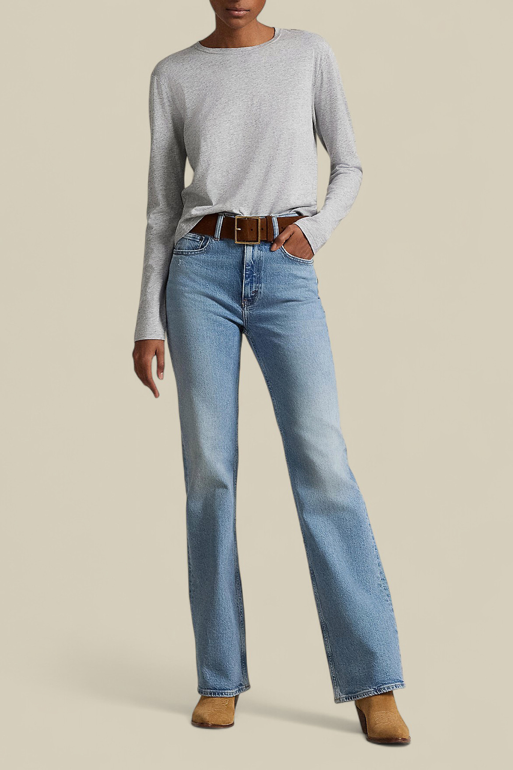 תמונת כל הלוק של מכנסי ג'ינס בוט קאט בגזרה מתרחבת